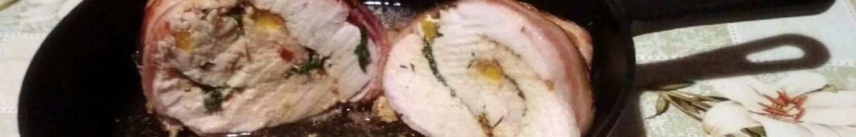 Рулет из индейки в беконе с гарниром из картофеля и шампиньонов